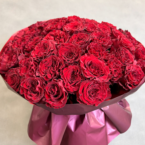 Букет красных роз Эквадор 51 шт. 60 см. в магазине Цветы Планеты