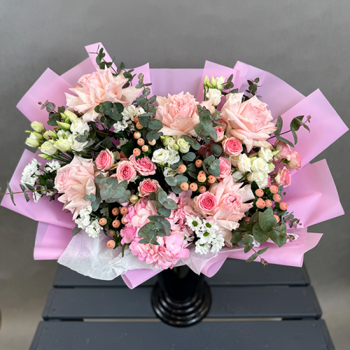 Букет из сантини, гиперикума и роз в магазине Цветы Планеты