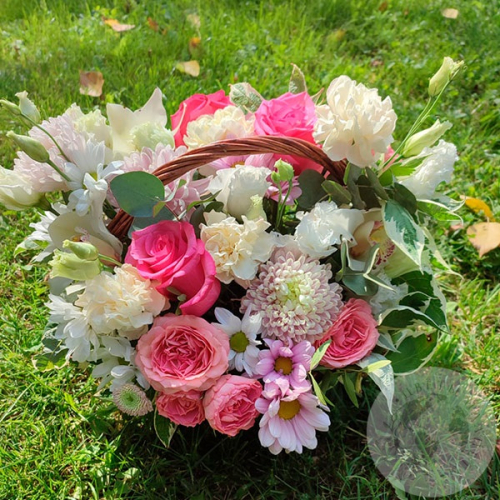 Композиция из хризантем, роз и гвоздик в корзине в магазине Цветы Планеты