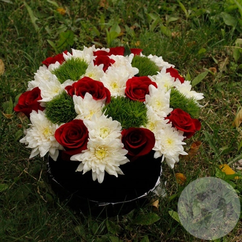 Композиция из гвоздик, хризантем, роз в коробке в магазине Цветы Планеты