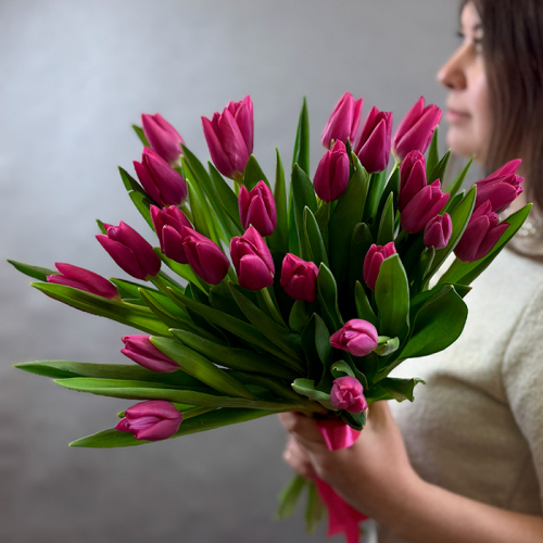 Букет из 25 ярко-розовых тюльпанов в магазине Цветы Планеты