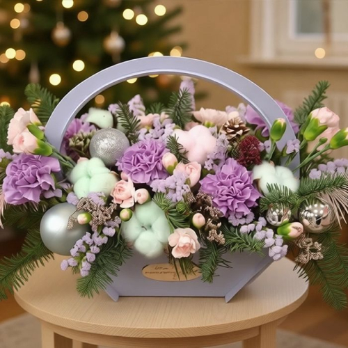 Зимняя композиция в корзине в магазине Цветы Планеты