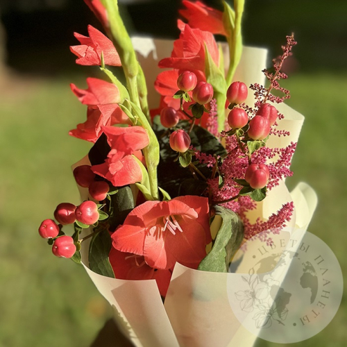 Букет с гладиолусами и астильбой в магазине Цветы Планеты