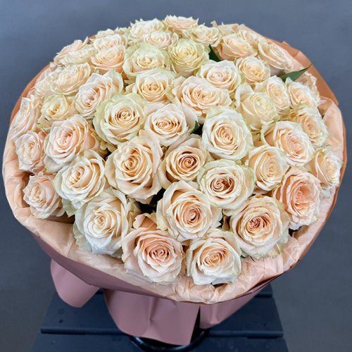 Букет из кремовых роз Эквадор 25 шт. 60 см. в магазине Цветы Планеты