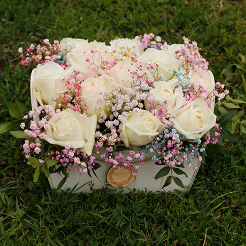 Композиция из роз и гипсофил в деревянном ящике в магазине Цветы Планеты