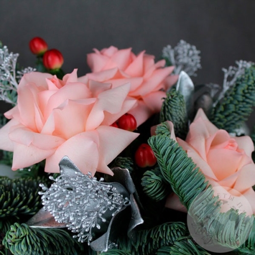 Композиция из роз, гиперикума к новому году в магазине Цветы Планеты