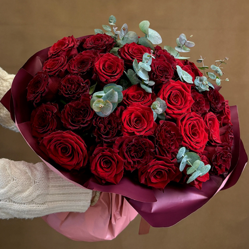 Букет из красных роз Эквадор с эвкалиптом 25 шт. 60 см. в магазине Цветы Планеты