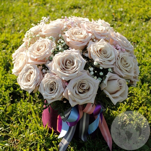 Композиция из роз и гипсофил в коробке "Нежная" в магазине Цветы Планеты