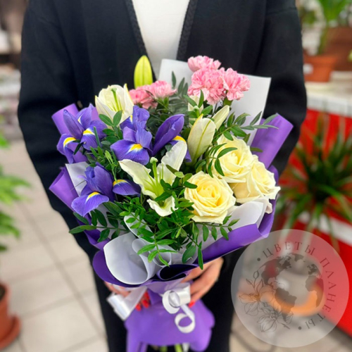 Букет из роз, ириса и гвоздик в магазине Цветы Планеты