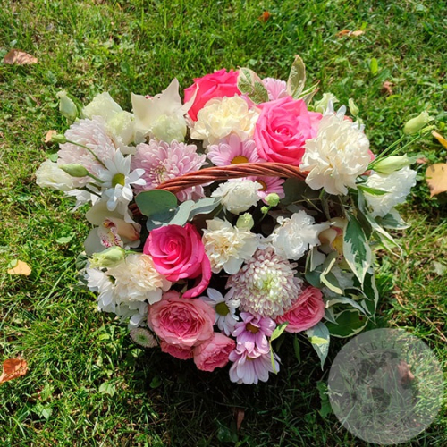 Композиция из хризантем, роз и гвоздик в корзине в магазине Цветы Планеты