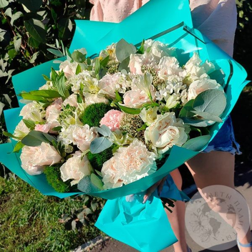 Букет из альстромерий, гвоздик, роз и фисташки в магазине Цветы Планеты