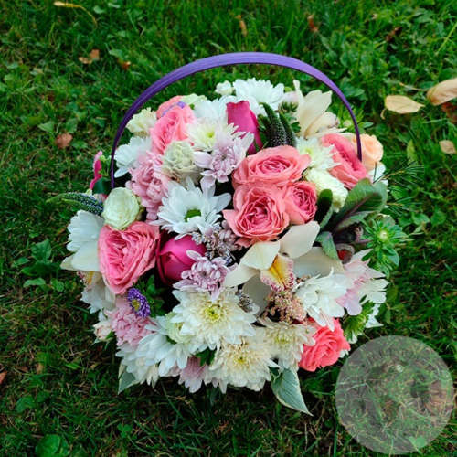 Композиция из роз, орхидей и вероники в корзине в магазине Цветы Планеты