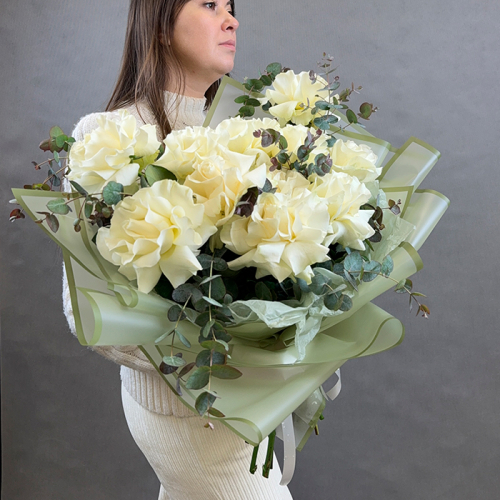 Букет из 11 белых французских роз в магазине Цветы Планеты