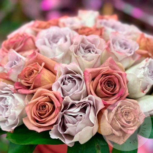 Композиция из 37 роз в коробке в магазине Цветы Планеты