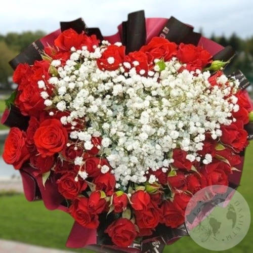 Букет из кустовых роз и гипсофил "Чувства" в магазине Цветы Планеты