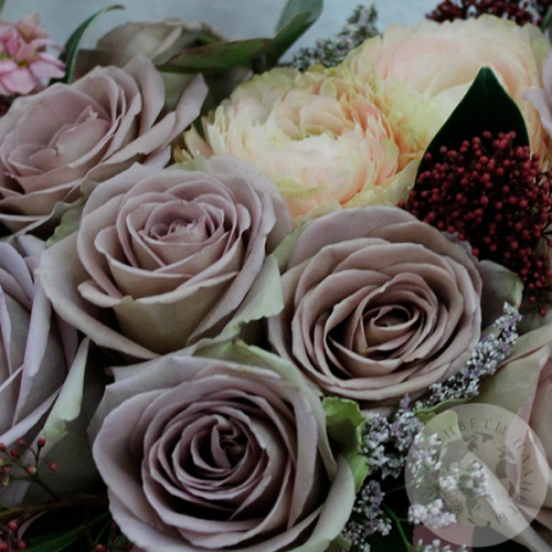 Композиция из роз, маттиолы и скимии в ящике в магазине Цветы Планеты