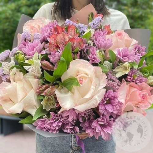 Букет вывернутых роз, хризантем, альстромерий в магазине Цветы Планеты