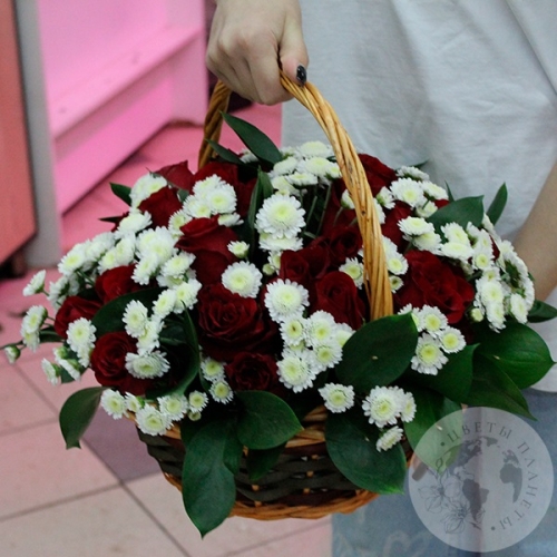 Композиция их кустовых хризантем и роз в корзине в магазине Цветы Планеты