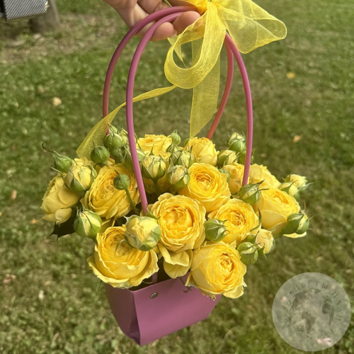 Композиция из роз в коробке в магазине Цветы Планеты