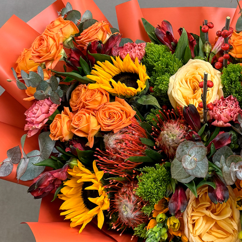 Букет из подсолнухов, альстромерий и роз в магазине Цветы Планеты