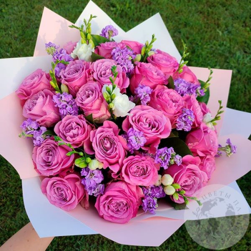 Букет из роз и маттиолы в магазине Цветы Планеты