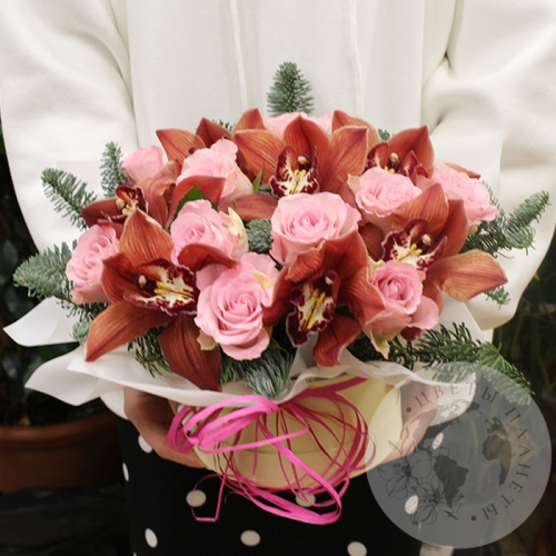 Композиция в коробке из роз и орхидей в магазине Цветы Планеты