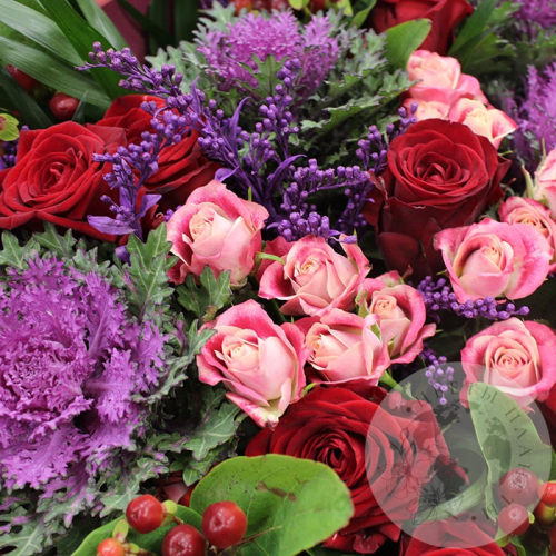 Букет из роз, брассики и гиперикума в магазине Цветы Планеты