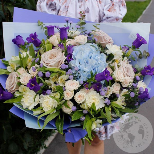 Букет из альстромерий, роз, гвоздик и эвкалипта в магазине Цветы Планеты