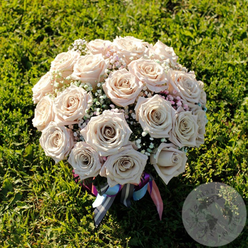 Композиция из роз и гипсофил в коробке "Нежная" в магазине Цветы Планеты