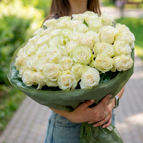 Букет из белых роз Эквадор 25 шт. 60 см. в магазине Цветы Планеты