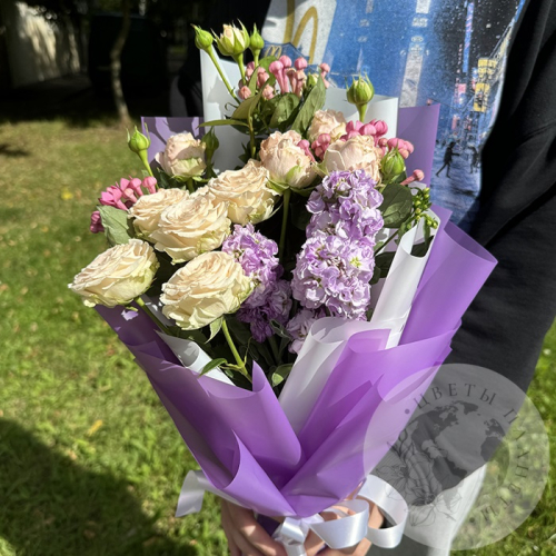 Букет с розами и маттиолой в магазине Цветы Планеты