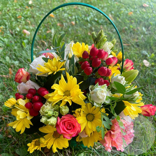 Композиция из кустовых хризантем, роз и эустом в корзине в магазине Цветы Планеты