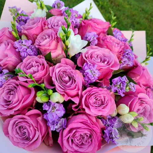 Букет из роз и маттиолы в магазине Цветы Планеты