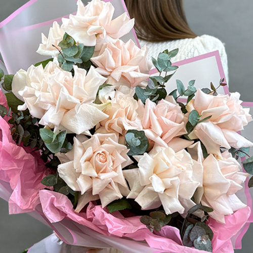 Букет из 11 розовых французских роз с эвкалиптом в магазине Цветы Планеты