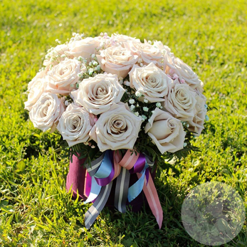 Композиция из роз и гипсофил в коробке "Нежная" в магазине Цветы Планеты