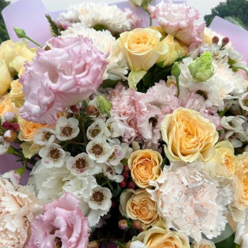 Букет из кустовых роз, гвоздики и эустомы в магазине Цветы Планеты