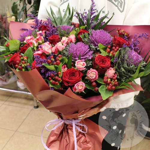 Букет из роз, брассики и гиперикума в магазине Цветы Планеты