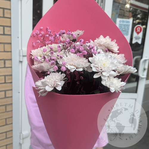 Букет из кустовых хризантем и гипсофилы в магазине Цветы Планеты