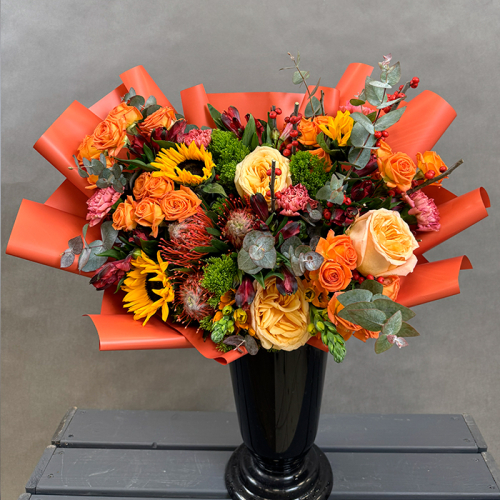 Букет из подсолнухов, альстромерий и роз в магазине Цветы Планеты