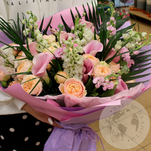 Букет из роз, калл и маттиолы в магазине Цветы Планеты