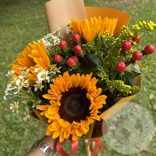 Букет с подсолнухом и ромашками в магазине Цветы Планеты