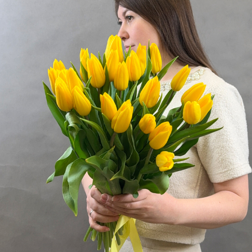 Букет из 25 желтых тюльпанов в магазине Цветы Планеты