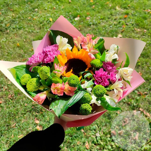 Букет с подсолнухами и хризантемами в магазине Цветы Планеты