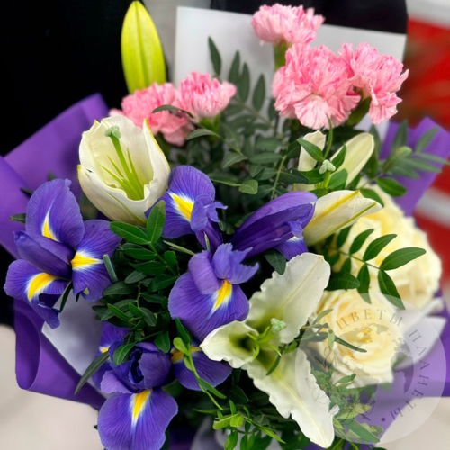Букет из роз, ириса и гвоздик в магазине Цветы Планеты