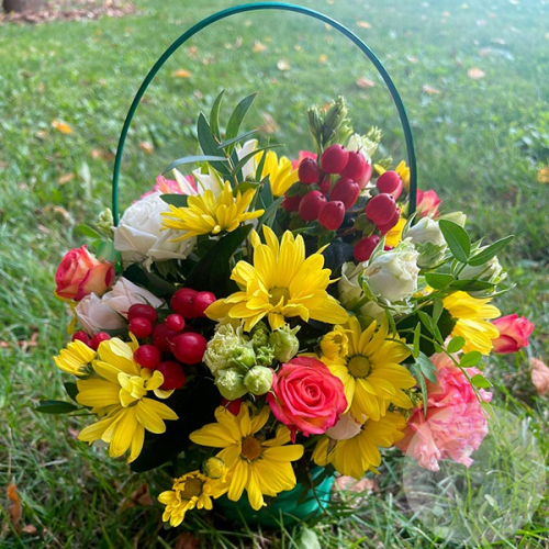 Композиция из кустовых хризантем, роз и эустом в корзине в магазине Цветы Планеты