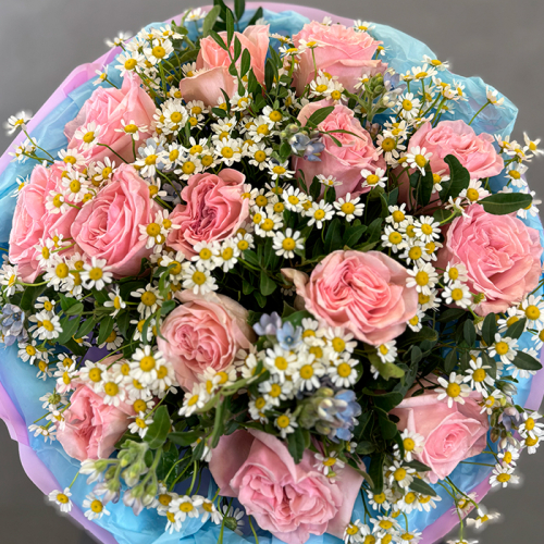 Букет с пионовидными розами ромашкой и незабудкой в магазине Цветы Планеты