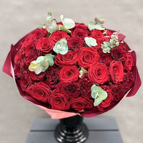 Букет из красных роз Эквадор с эвкалиптом 25 шт. 60 см. в магазине Цветы Планеты