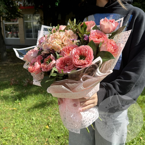 Букет с пионовидными розами и гортензией в магазине Цветы Планеты