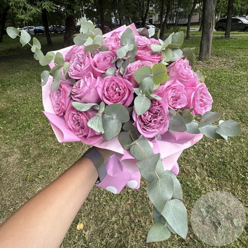 Букет из роз и эвкалипта в магазине Цветы Планеты