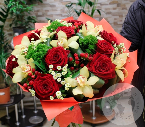 Букет из орхидей, роз и ромашек в магазине Цветы Планеты